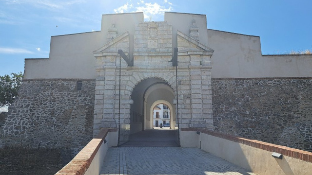 Muralla abaluartada y Puerta del Calvario